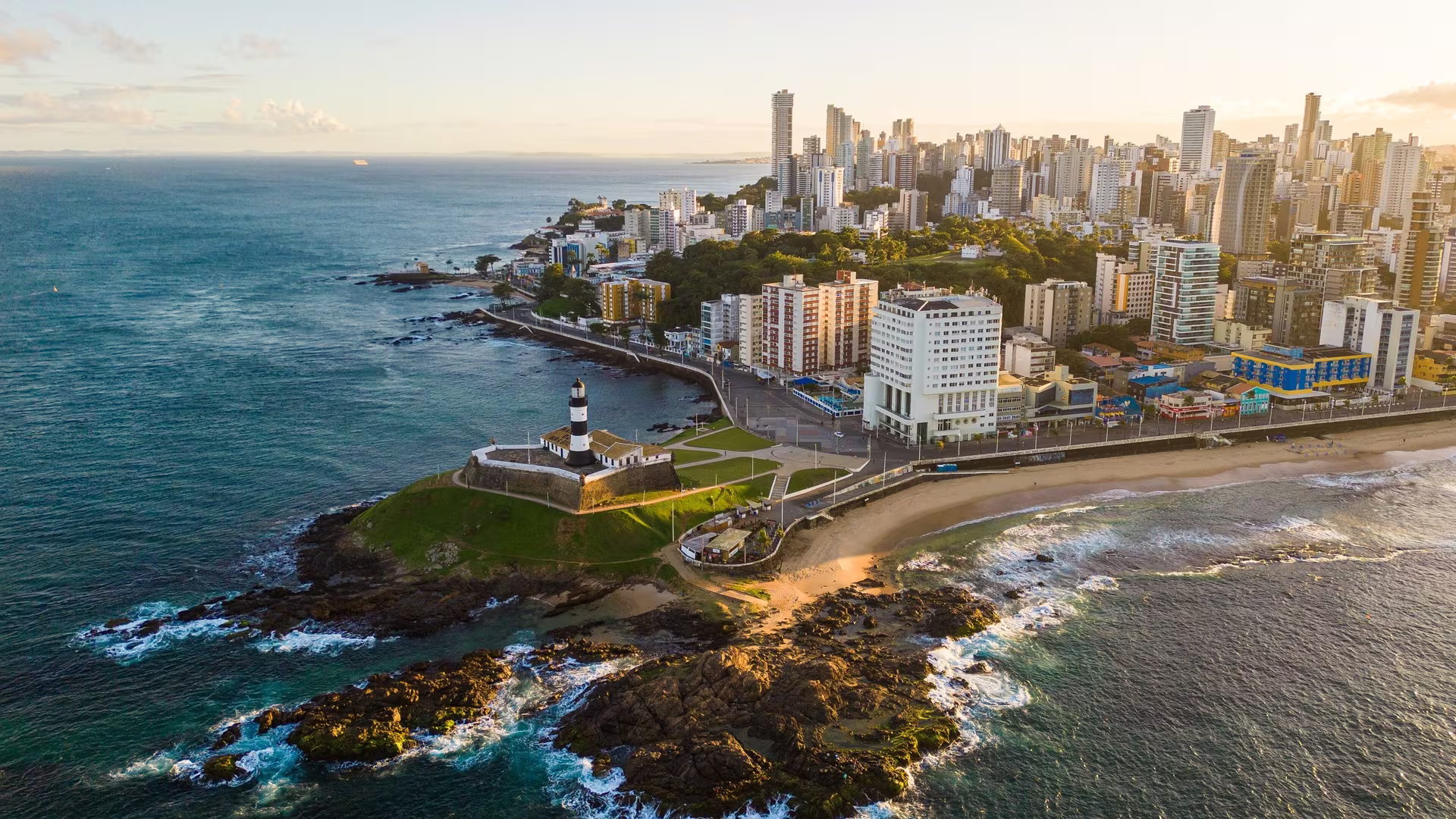 Farol da Barra ao amanhecer, em Salvador